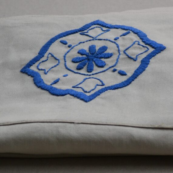 Avental bordado bege